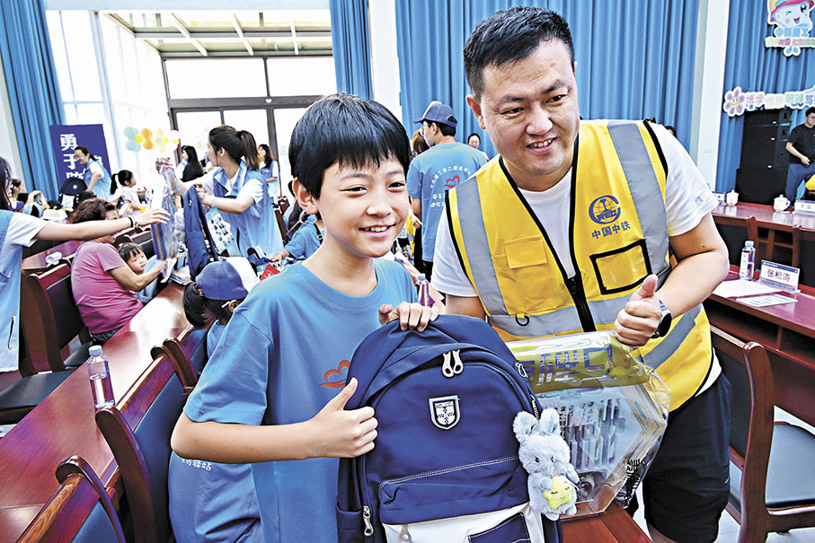 ◆《決定》提出，健全推進新型城鎮化體制機制。圖為7月25日，在山東省青島市中鐵建工一項目部，2024年青島市建築工地「小候鳥」驛站志願服務活動啟動。來自山西、黑龍江、四川等地的230餘名兒童，與堅守在島城各處建築工地務工的父母團聚。 新華社