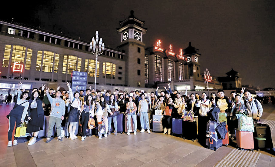 ◆前往北京交流活動師生在北京站合影留念。 受訪者提供