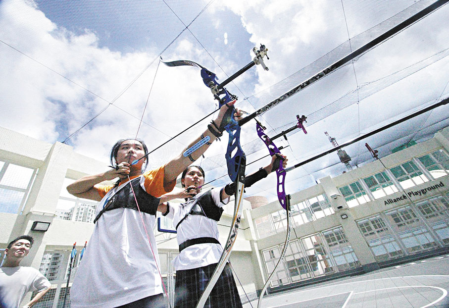 ◆導師指導同學射箭，訓練她們的韌性和毅力。