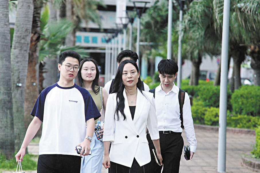 ◆招商青年導師許薇娜與項目大學生交流。