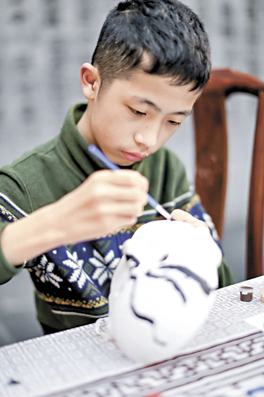 ◆培僑中學中一學生周士嘉在北京京劇團研學臉譜手繪。  受訪者提供