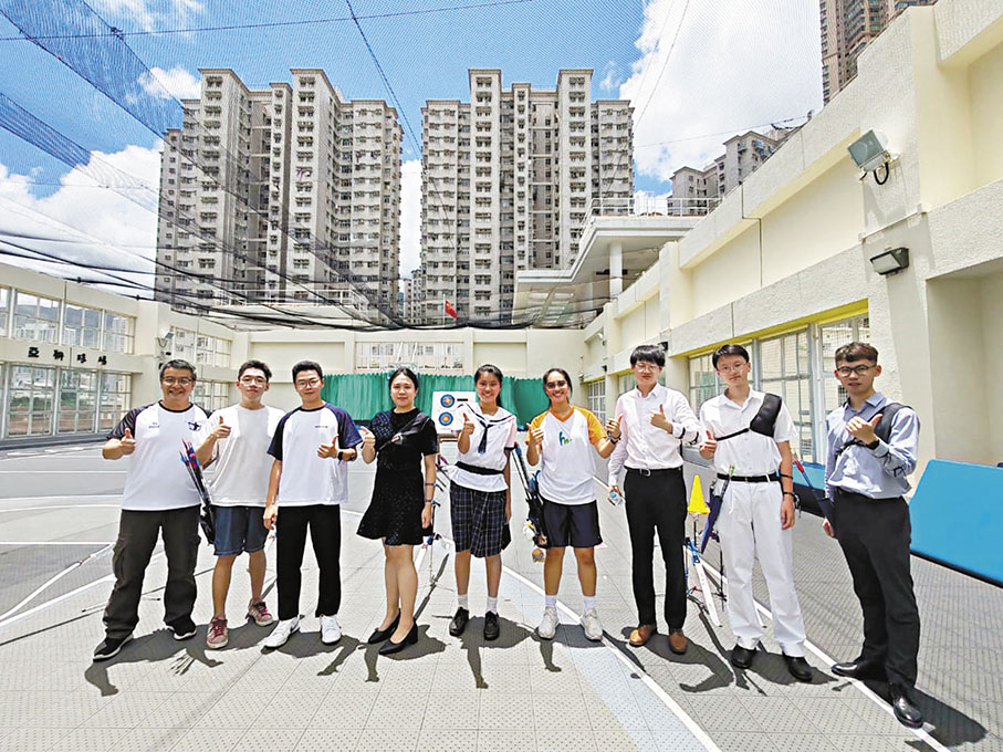 ◆師生一同參加射箭比賽，增進友誼。