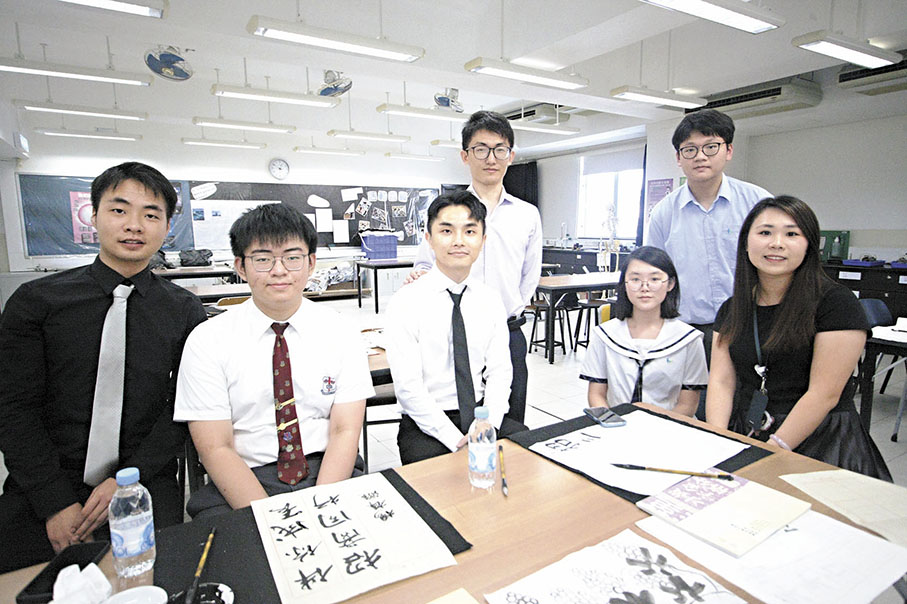 ◆青年導師孫康明（左一）、聖類斯中學中四學生楊梓灝、中華基督教會桂華山中學中四學生張維軒、青年導師耿健、漢華中學教師曾明慧，同上毛筆書法課。 受訪者提供