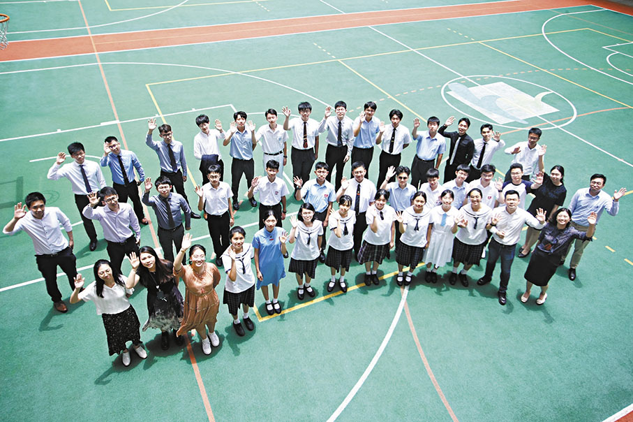 ◆曾參與過「伴你成長  招商同行」活動的師生代表共慶香港回歸27周年。