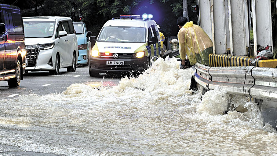 ◆大量泥水不斷湧出馬路導致水浸。 香港文匯報記者鄺福強  攝