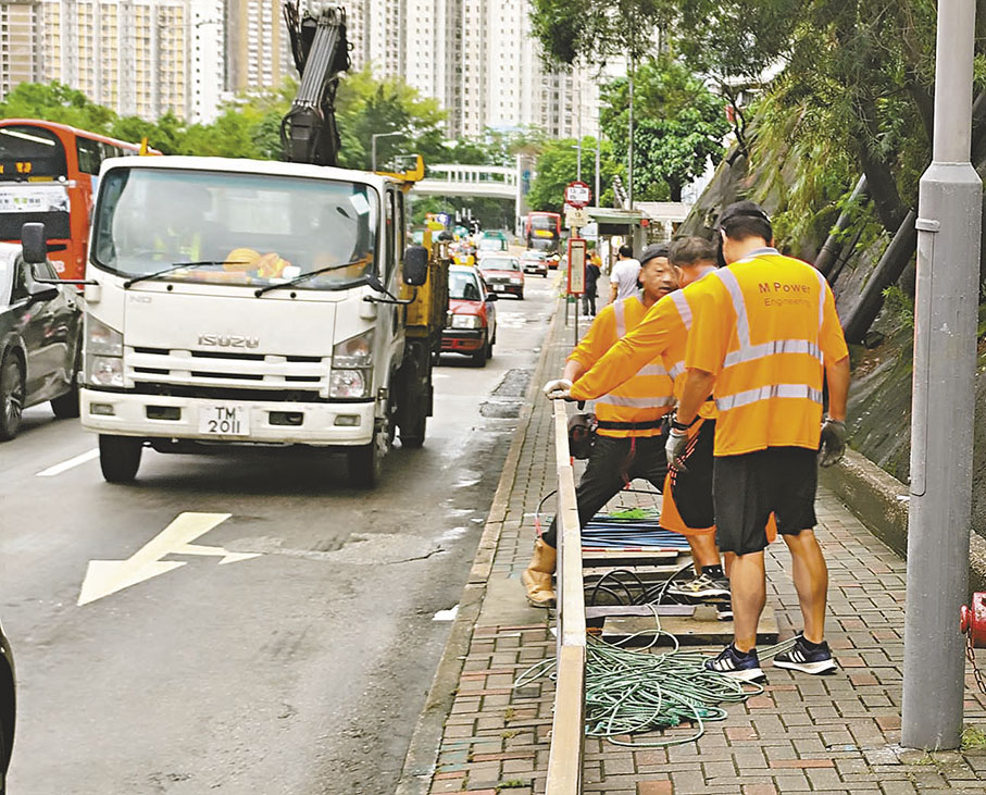 ◆渠務署工人在秀茂坪道疏通渠道。 香港文匯報記者鄺福強  攝