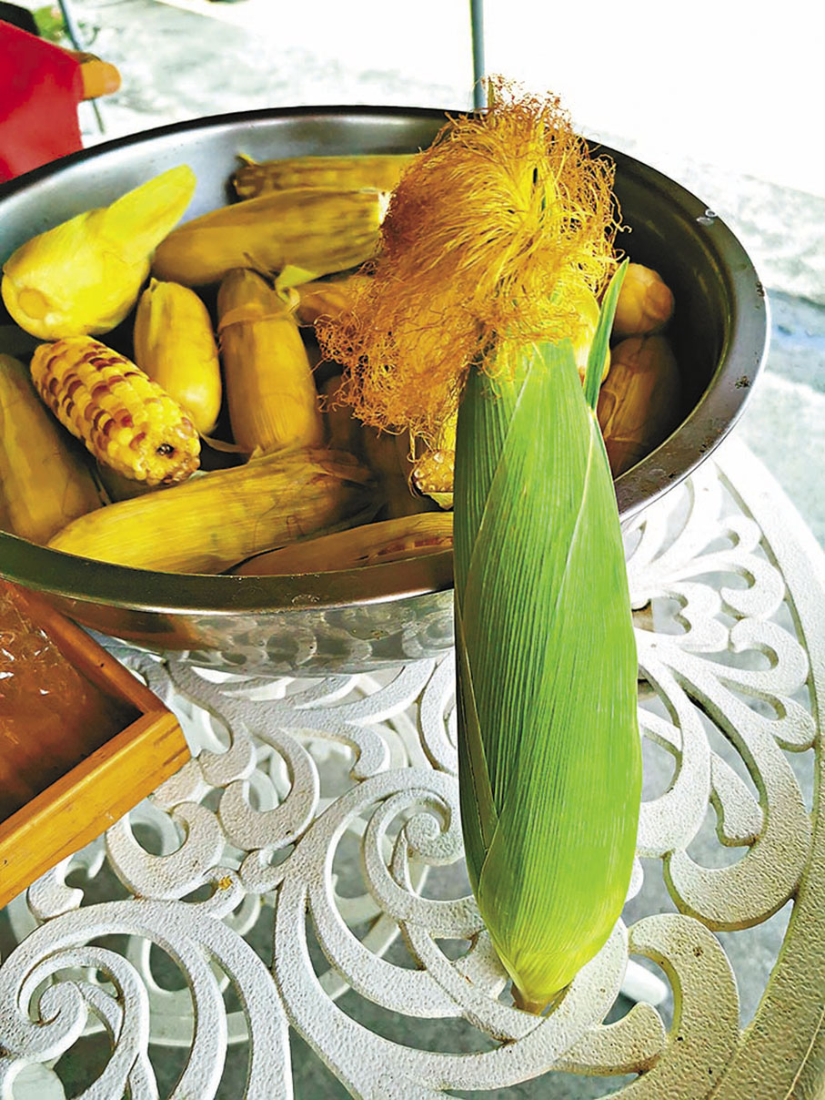 ◆沈媽媽在預備豐碩果園風味餐及馳名番茄汁。