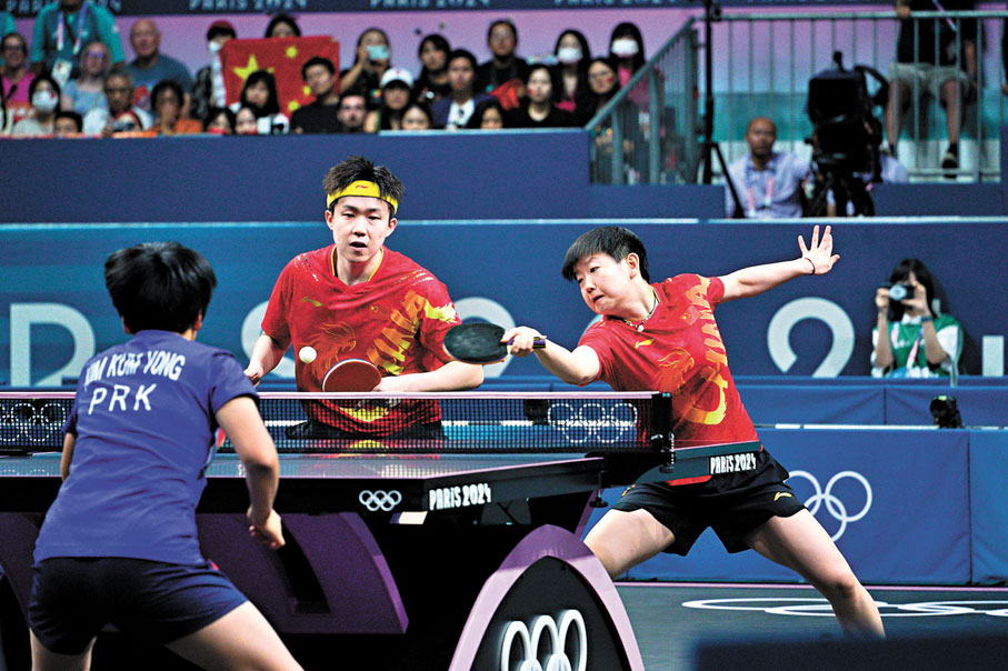 ◆在巴黎奧運會乒乓球混雙決賽中，中國組合王楚欽（左）/孫穎莎4：2戰勝朝鮮組合李正植/金琴英，獲得冠軍。大公文匯全媒體記者麥鈞傑  攝