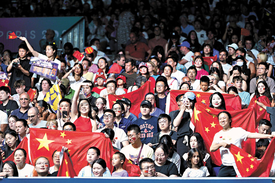 ◆不少中國球迷來到混雙決賽現場，支持中國組合。大公文匯全媒體記者麥鈞傑  攝