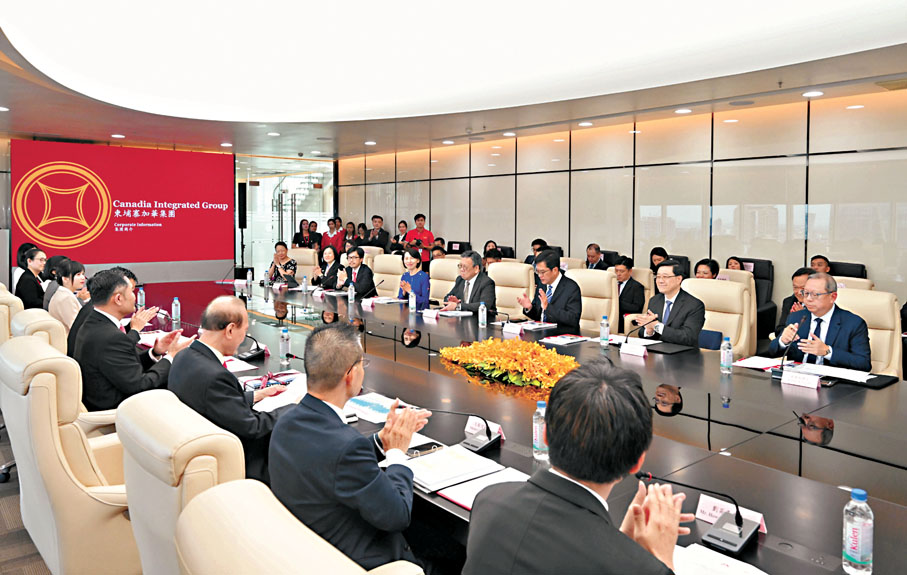 ◆李家超一行到訪柬埔寨企業加華集團，與公司管理層見面會談。