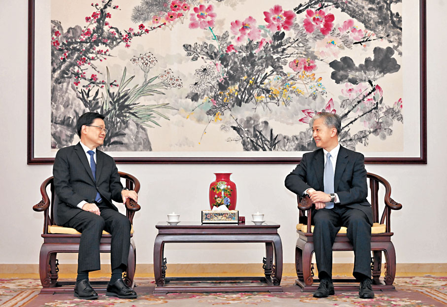 ◆李家超（左）與中國駐柬埔寨大使汪文斌（右）會面。