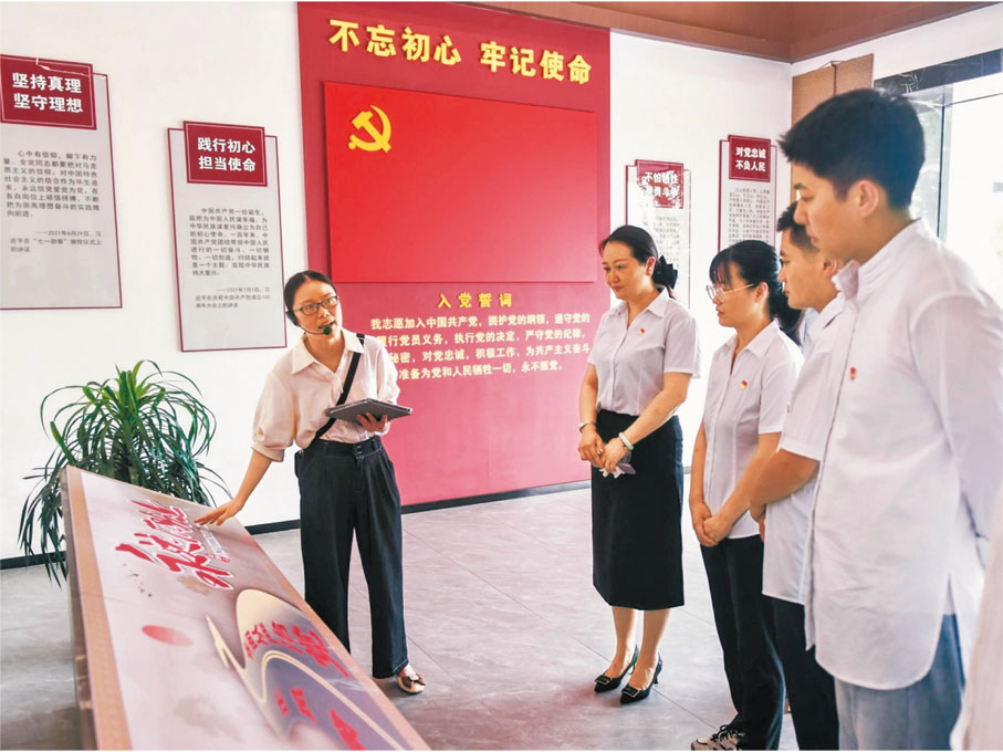 ◆《決定》用較大篇幅部署「深入推進黨風廉政建設和反腐敗鬥爭」。圖為安徽滁州明光市文旅局組織黨員幹部赴該市廉政教育館接受警示教育。 網上圖片