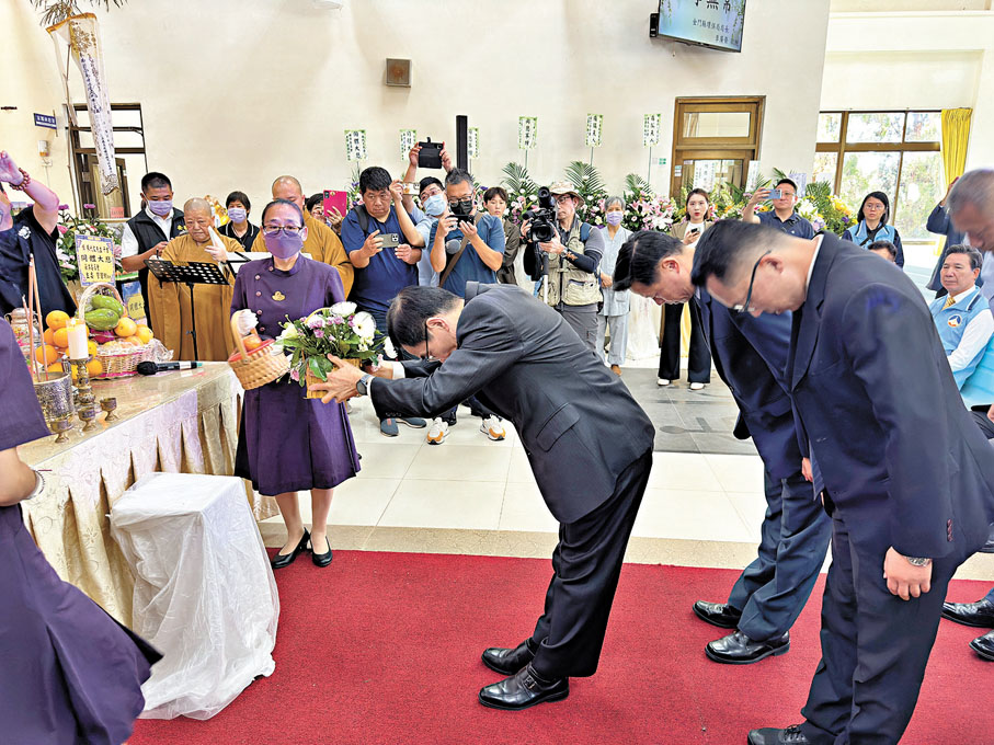 ◆7月30日，在金門殯葬管理所，台海巡部門代表祭奠「2·14」撞船事件遇難者。 新華社