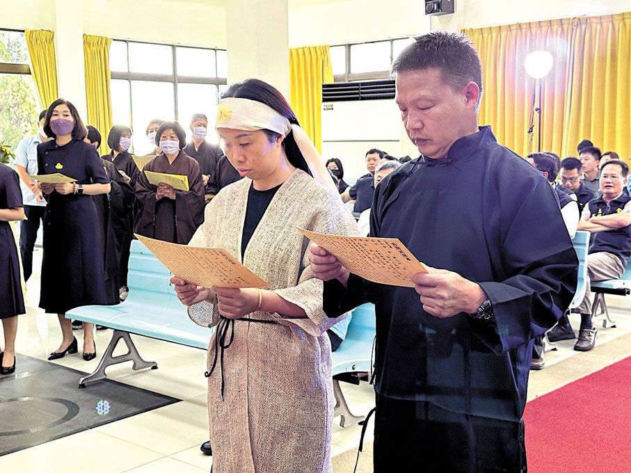 ◆7月30日，在金門殯葬管理所，「2·14」撞船事件遇難者家屬于德斌（右）、來燕（左）祭奠逝者。 新華社