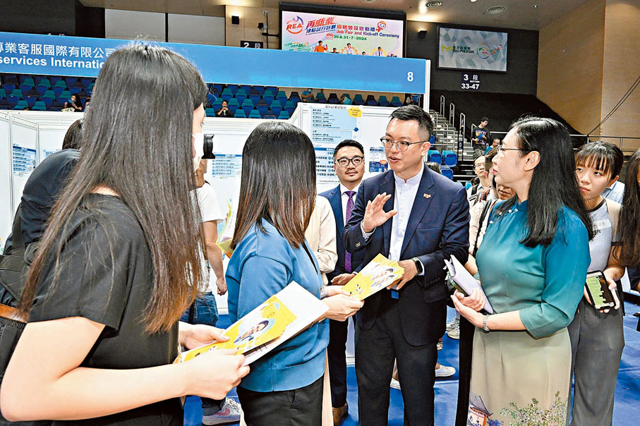 ◆何啟明（右二）與參與機構代表交流。