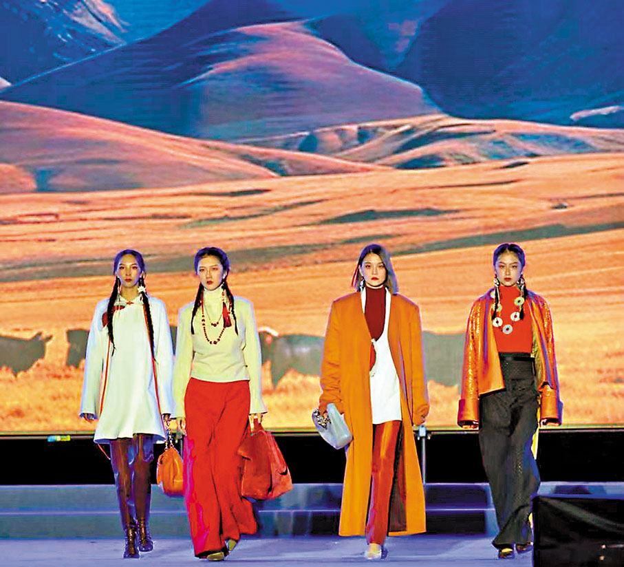 ◆玉樹最具代表性的藏袍、藏飾、青繡、織錦、吉祥紋樣、玉樹岩畫等文化元素頻繁出現在秀場上。