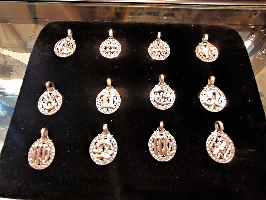 ◆以十二星座設計的吊飾系列。