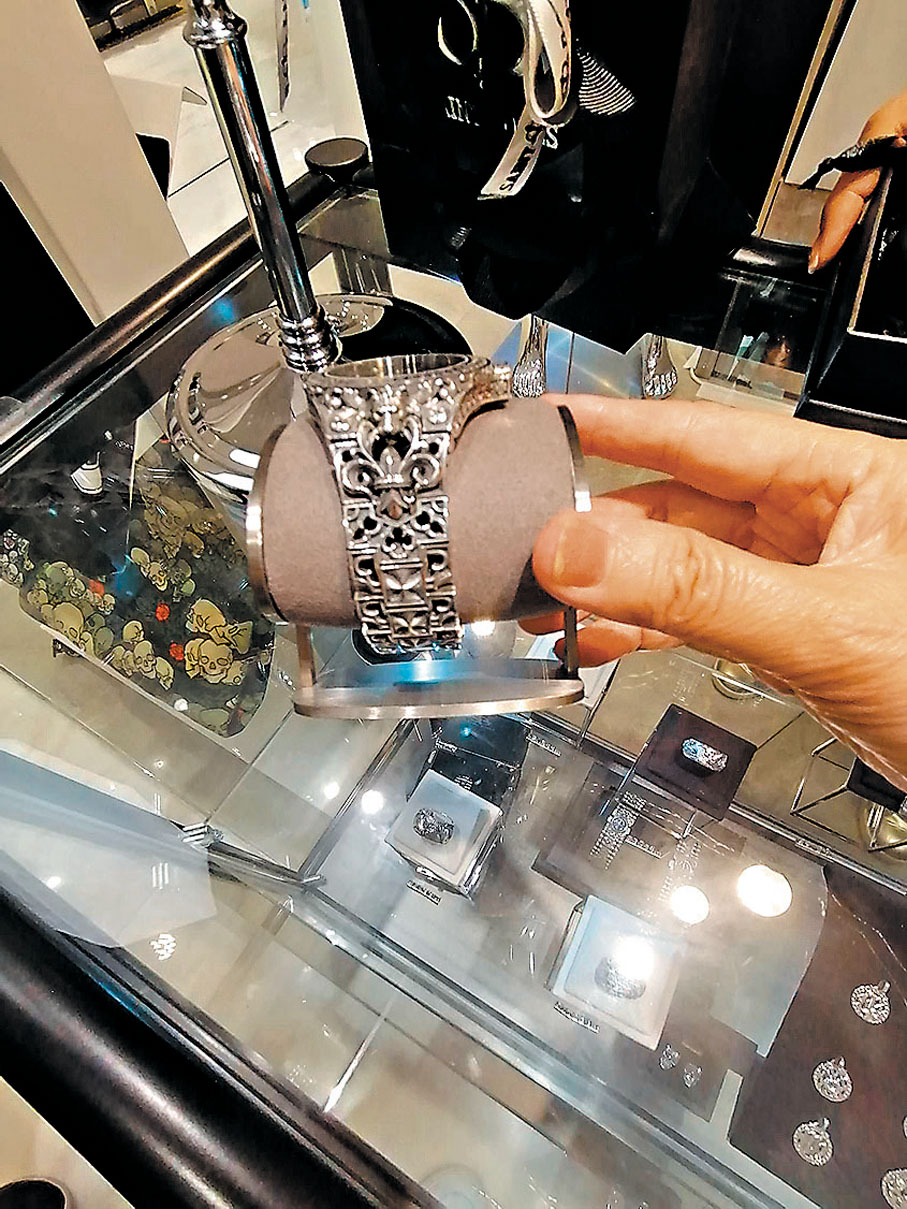 ◆一系列雕工精細的手工純銀飾品。