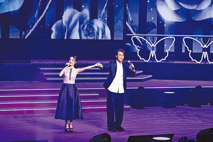 ◆林夏薇和譚俊彥牽手獻唱。