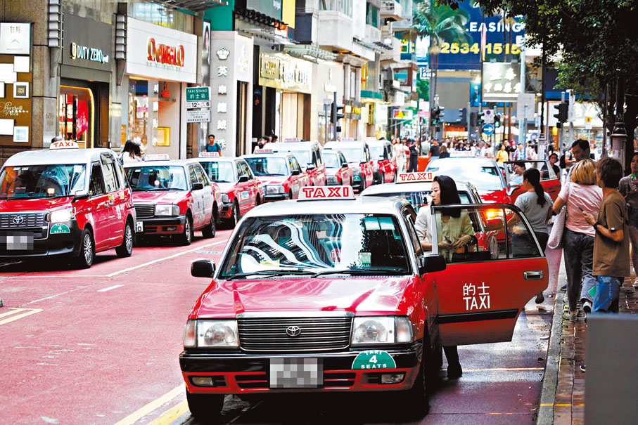 ◆特區政府昨日公布5間公司獲批的士車隊牌照，合共提供逾3,500輛的士，限一年內投入服務。圖為市民使用的士服務。香港文匯報記者曾興偉  攝