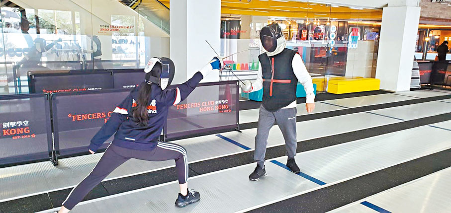 ◆劉金灘坦言學劍所費不菲，亦須長時間投入，「真能長年練下來、練出成績的，十不存一。」圖為劉金灘訓練弟子。