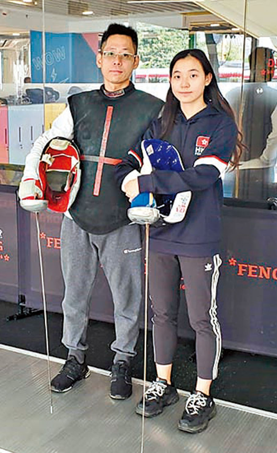 ◆劉金灘（左）教授弟子劍擊技藝。