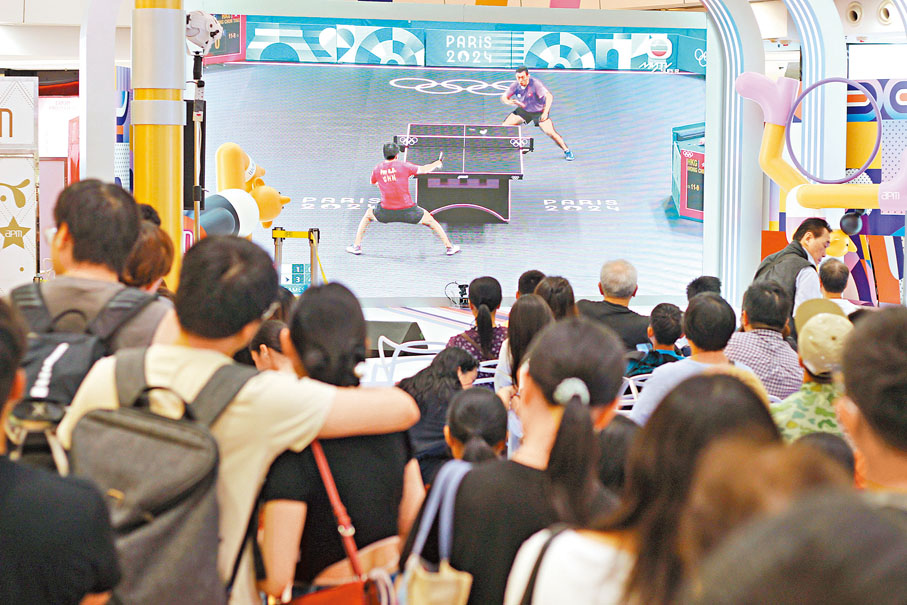 ◆市民於商場大電視觀看奧運比賽。香港文匯報記者黃艾力  攝
