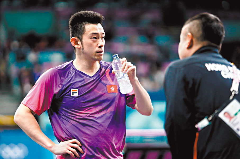 ◆黃鎮廷與教練商討對策。 大公文匯全媒體記者麥鈞傑 攝