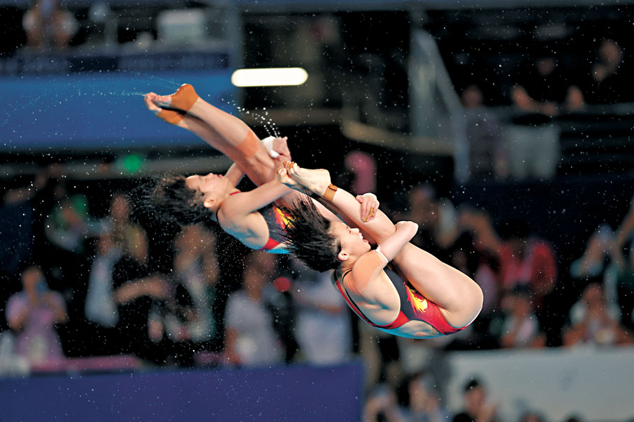 ◆中國選手陳芋汐/全紅嬋在比賽中。　中新社