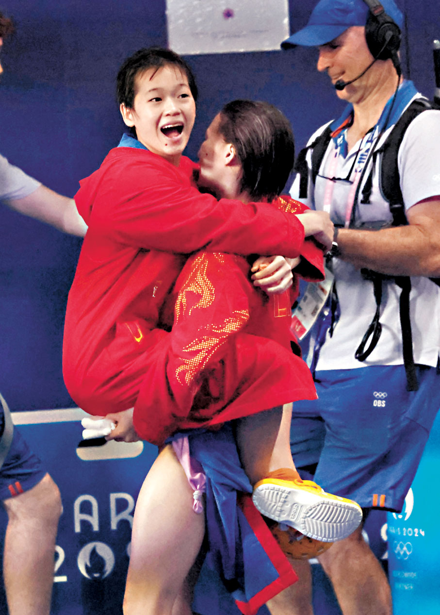 ◆陳芋汐和全紅嬋（左）慶祝勝利。　　　　新華社