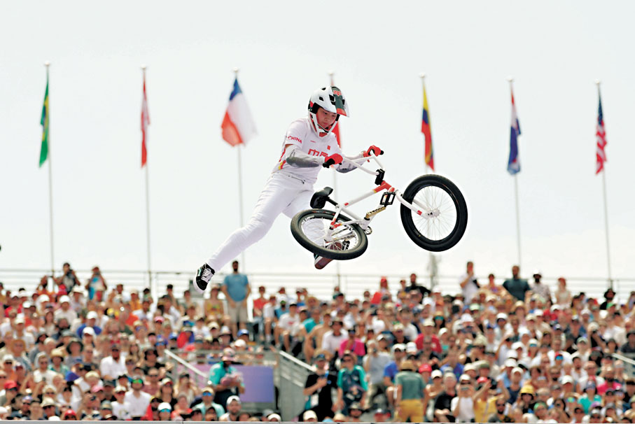 ◆當地時間7月31日，在巴黎奧運會自由式小輪車女子公園賽決賽中，中國選手鄧雅文獲得冠軍。    中新社