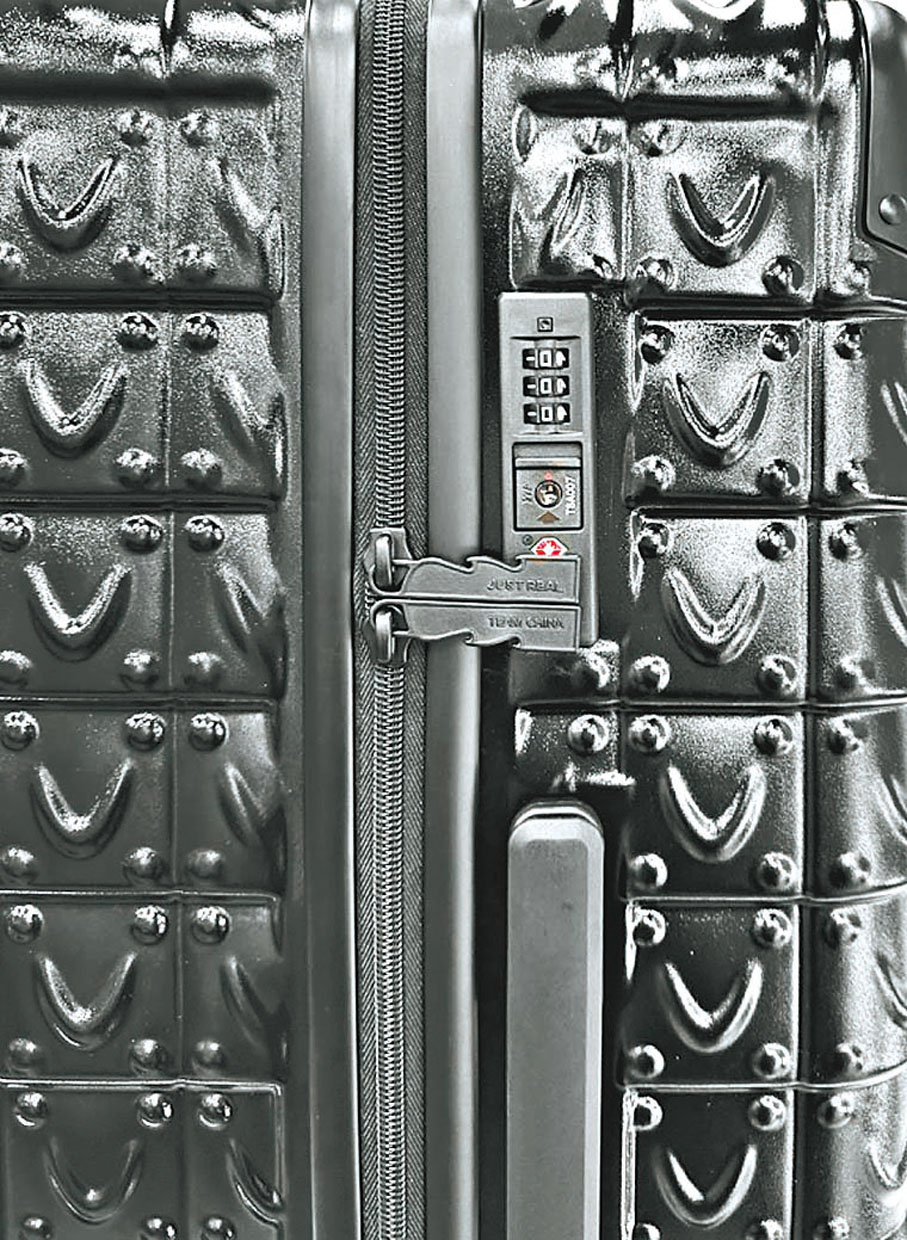 ◆行李箱的拉鏈被設計成了盾牌的模樣。