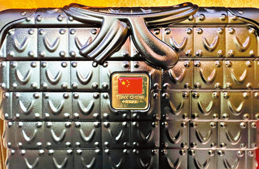 ◆「英俑」箱體造型參考了兵馬俑身上的魚鱗甲，上方是將軍俑的領結。