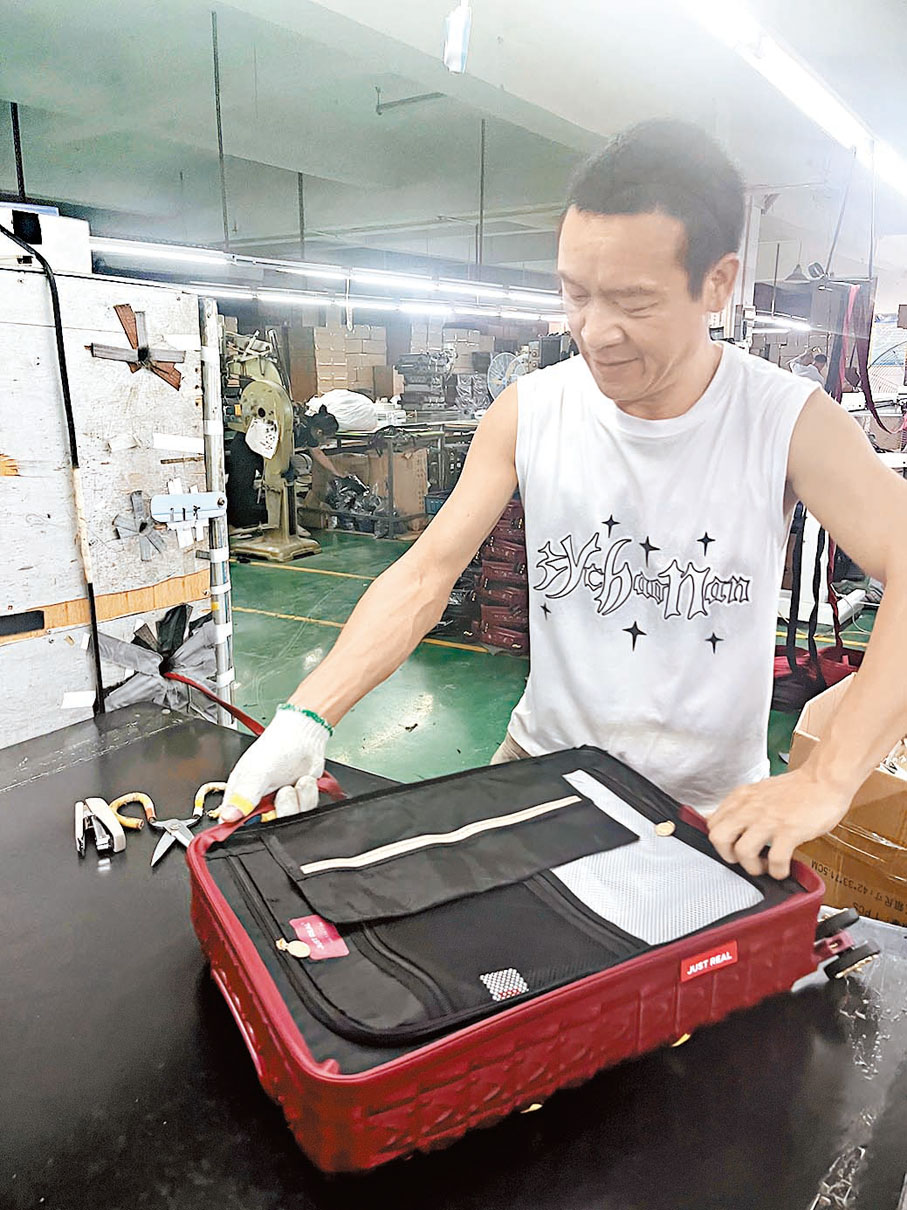 ◆「英俑」行李箱製作中。香港文匯報杭州傳真