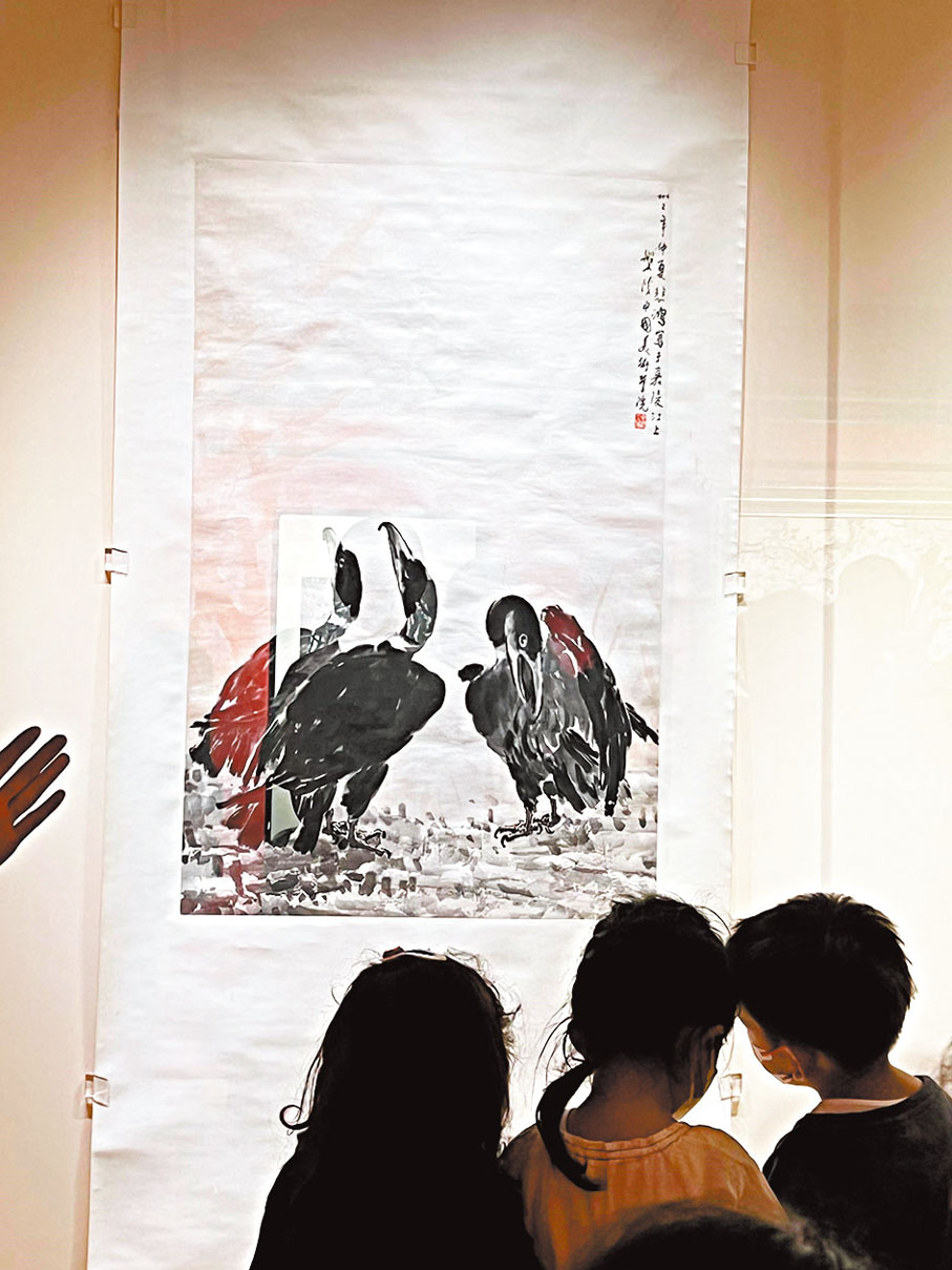 ◆《水墨裏的動物》展，小朋友們正在欣賞展品。  受訪者供圖