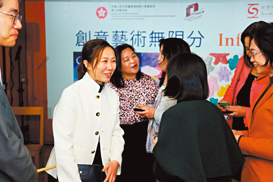 ◆孫燕華與藝術愛好者交流。  受訪者供圖