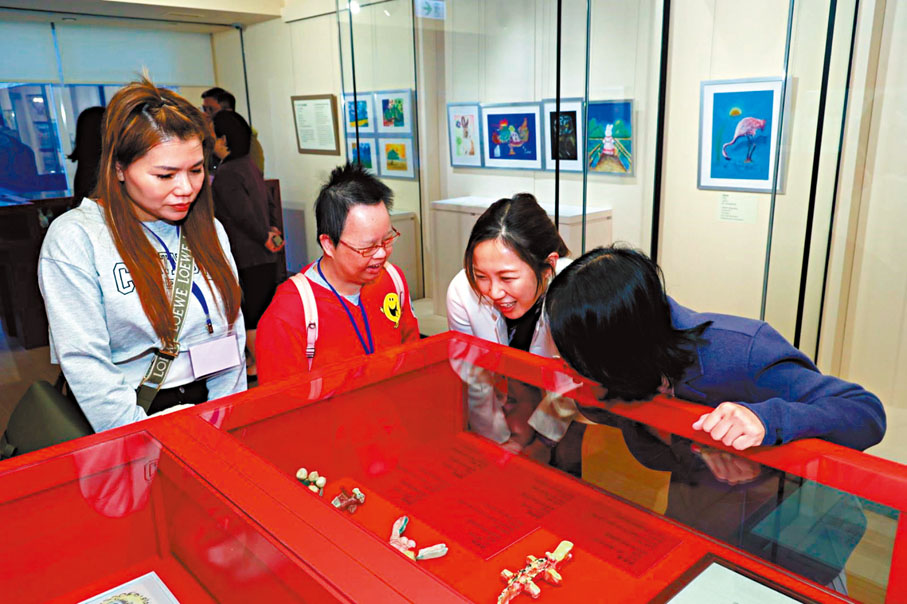 ◆孫燕華（右二）與參展者一同欣賞作品。 受訪者供圖