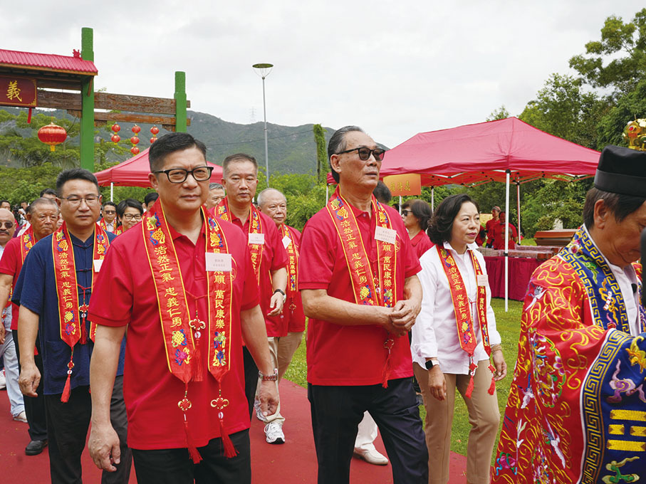 ◆ （左起）鄧炳強、董明光、麥美娟等嘉賓出席祭祀儀式。