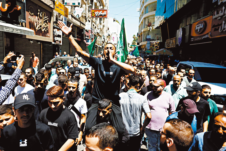 ◆約旦河西岸的巴人發起遊行，抗議以色列的暗殺行動。路透社