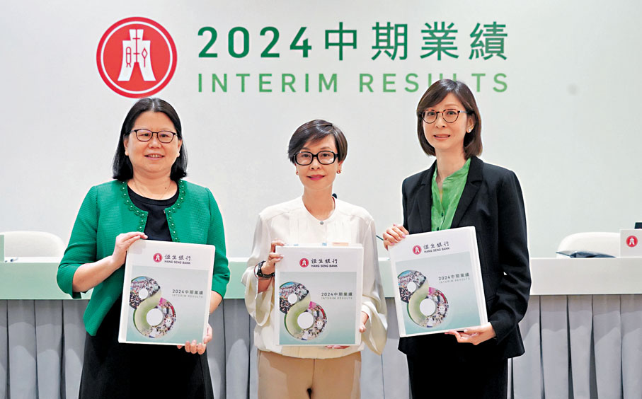 ◆施穎茵（中）表示，恒生銀行對香港的長遠發展抱有信心。左為蘇雪冰，右為張家慧。香港文匯報記者 曾興偉  攝