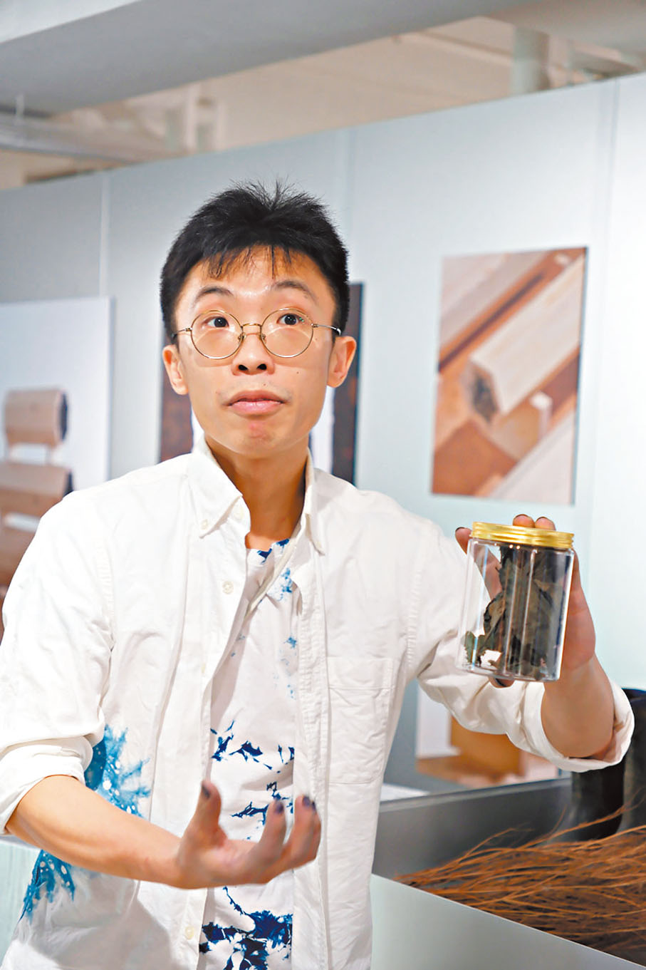 ◆Eric展示藍染的原料：馬藍。  