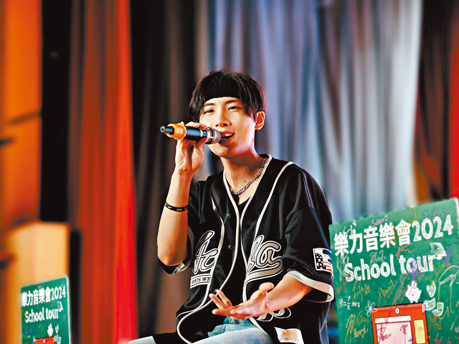 ◆黃奕斌與同學仔一齊狂歡超開心。