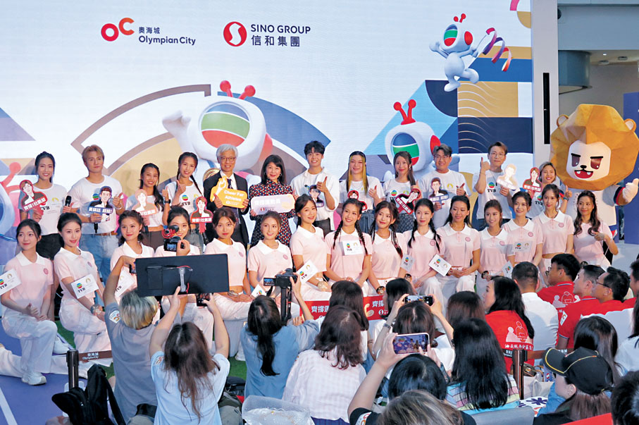 ◆一班TVB藝人前晚到商場與市民一同為港隊運動員打氣，氣氛熱鬧。