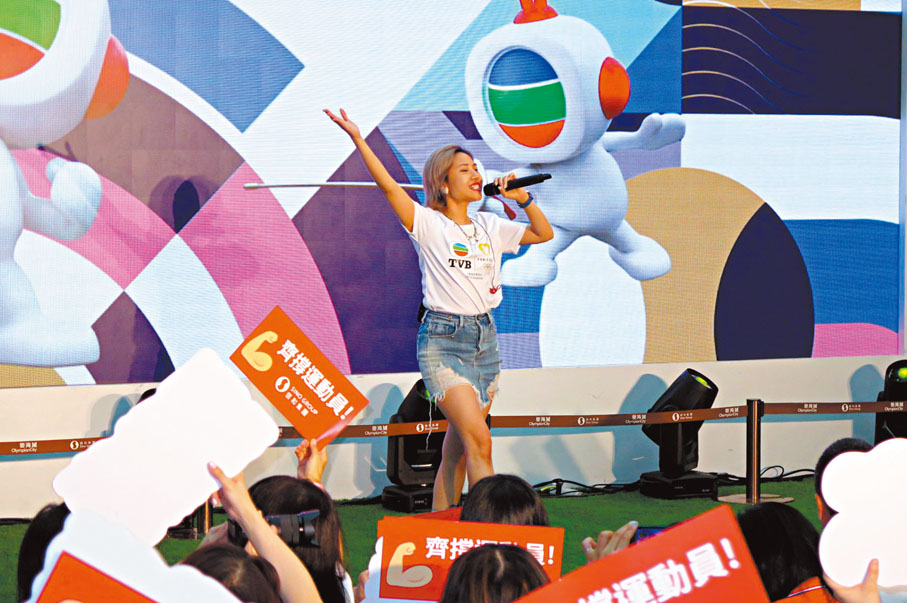 ◆《中年好聲音》出身的歌手陳俞霏現場獻唱。