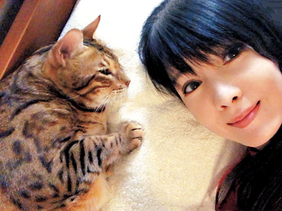 ◆周慧敏回家見到愛貓感放鬆。