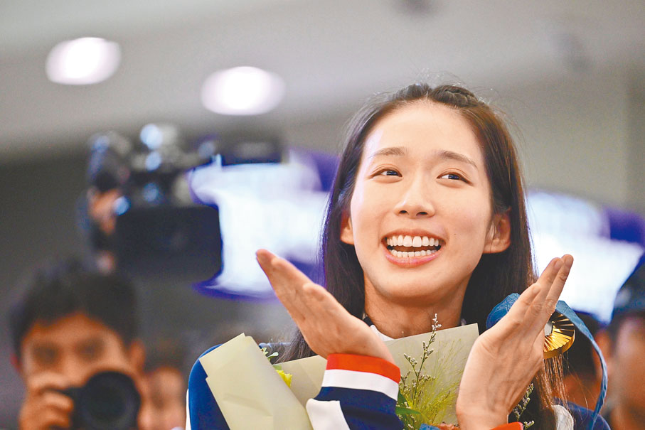 ◆江旻憓向「粉絲」送上飛吻。香港文匯報記者張發兒 攝