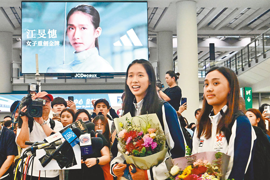 ◆江旻憓(左)和隊友陳諾思返抵香港。香港文匯報記者張發兒 攝