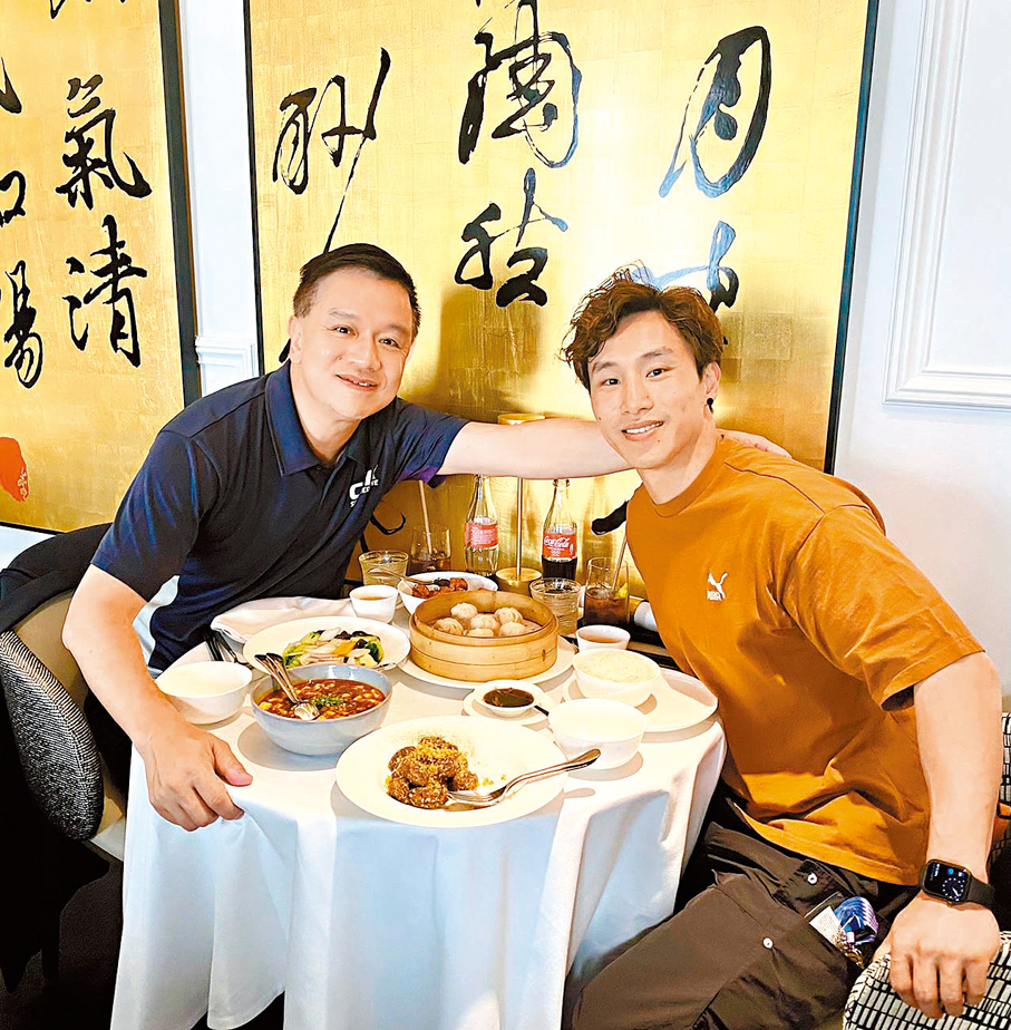 與「石仔」敘舊  ◆石偉雄完成賽事後，與容樹恒於巴黎飯敘，並在街頭合照。