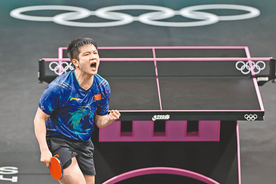 ◆巴黎時間8月1日，樊振東在比賽結束後慶祝。 新華社