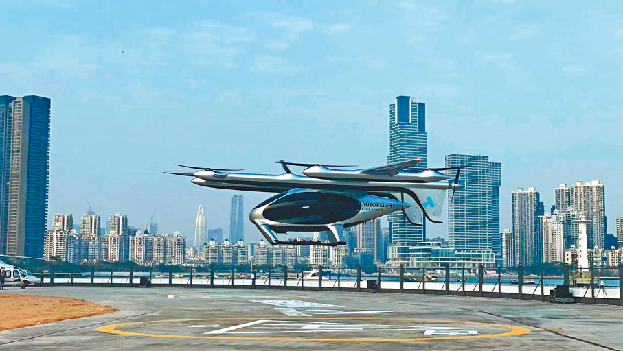 ◆五座電動垂直起降航空器盛世龍在深圳蛇口郵輪母港附近海域上空飛行。 香港文匯報記者郭若溪  攝